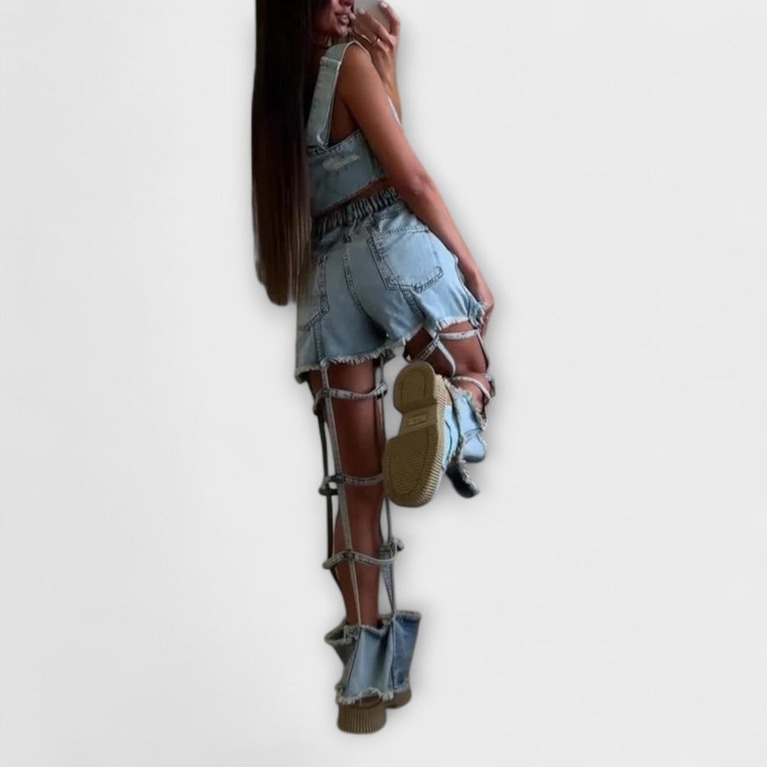 Gaia ｜ Štýlový svetlomodrý denimový crop top s detailmi na ramienkach a roztrhnutými šortkami