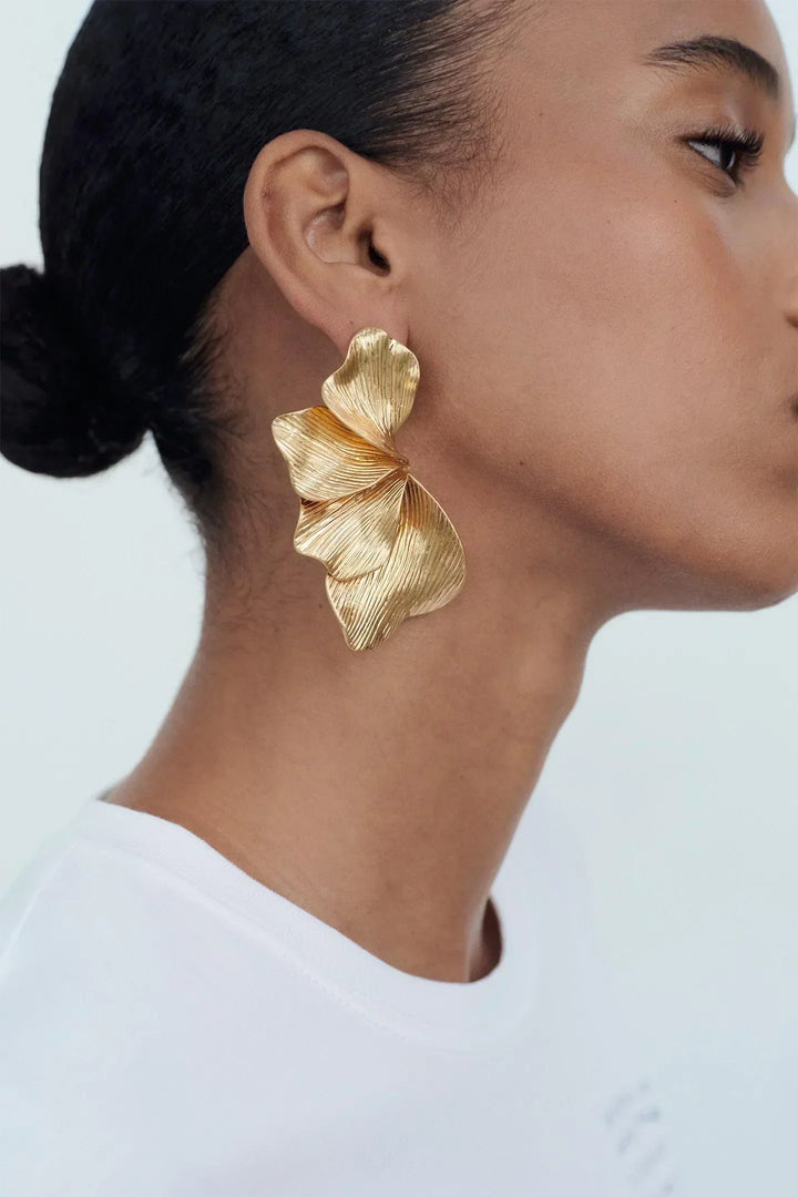 NÁUŠNICE VISIACE S LISTOM Z TEXTÚROVANÉHO KOVU